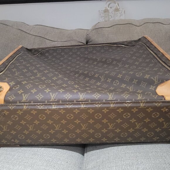 Louis Vuitton - Picture 6 of 11